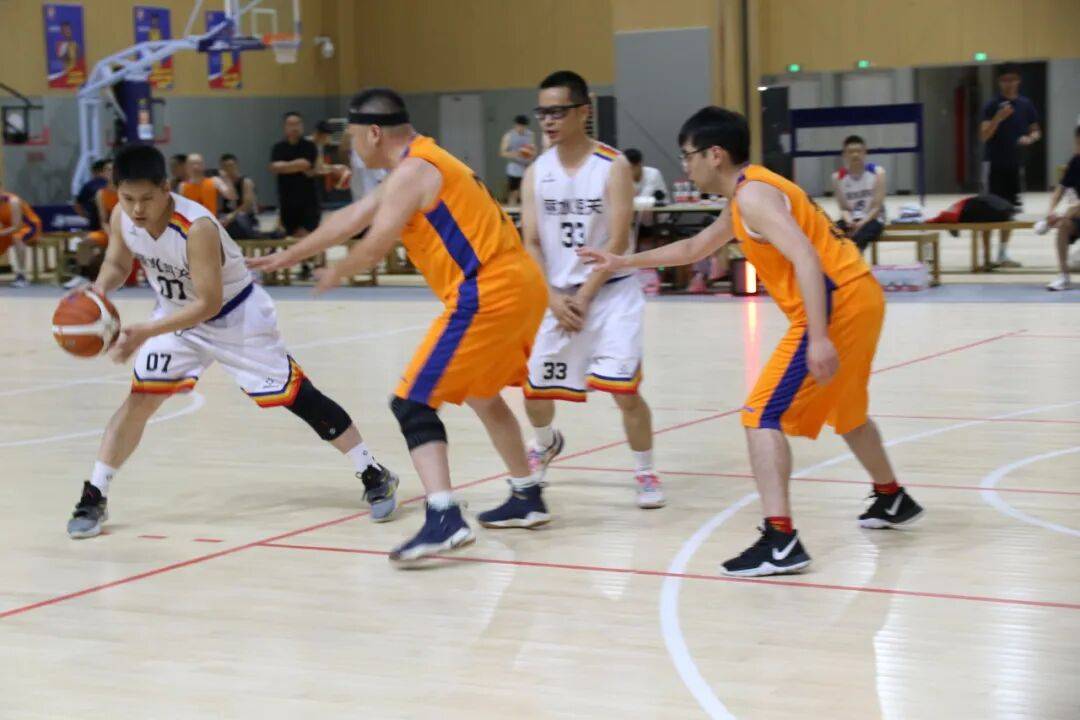 精准传球打穿对方防线，团队合作当场展现的简单介绍