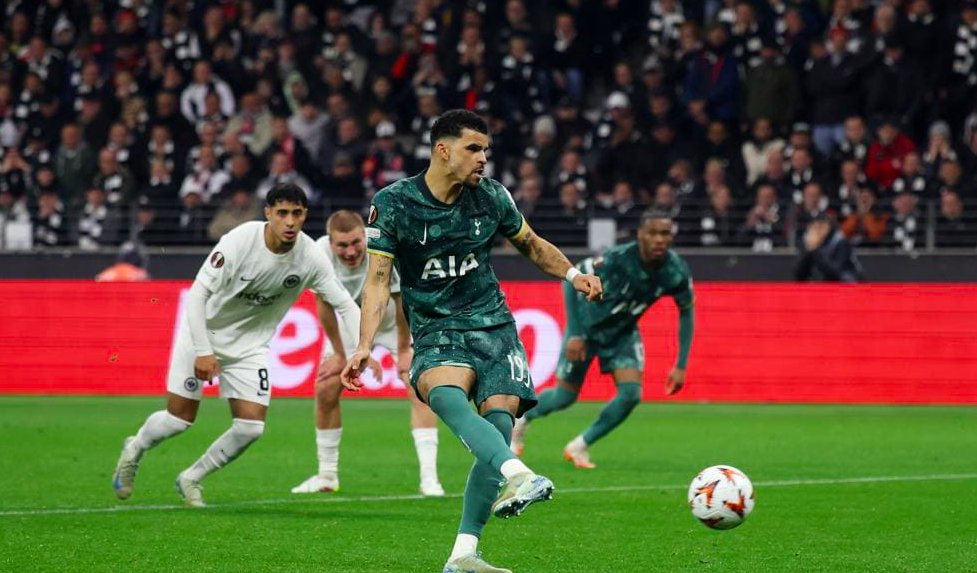 爱尔兰前锋马奎尔在比赛中打入关键进球 爱尔兰前锋马奎尔在比赛中打入关键进球