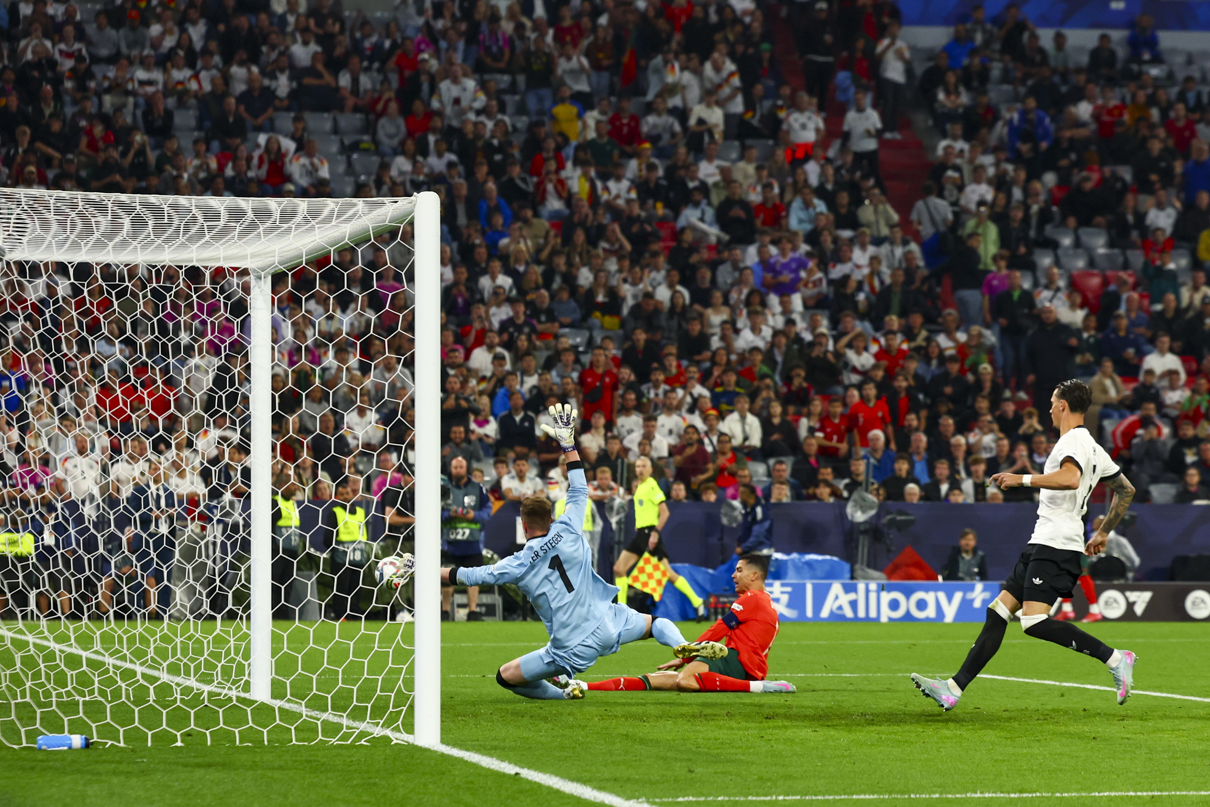 开云体育-竞技激情！欧洲足球比赛场上火爆对决的简单介绍