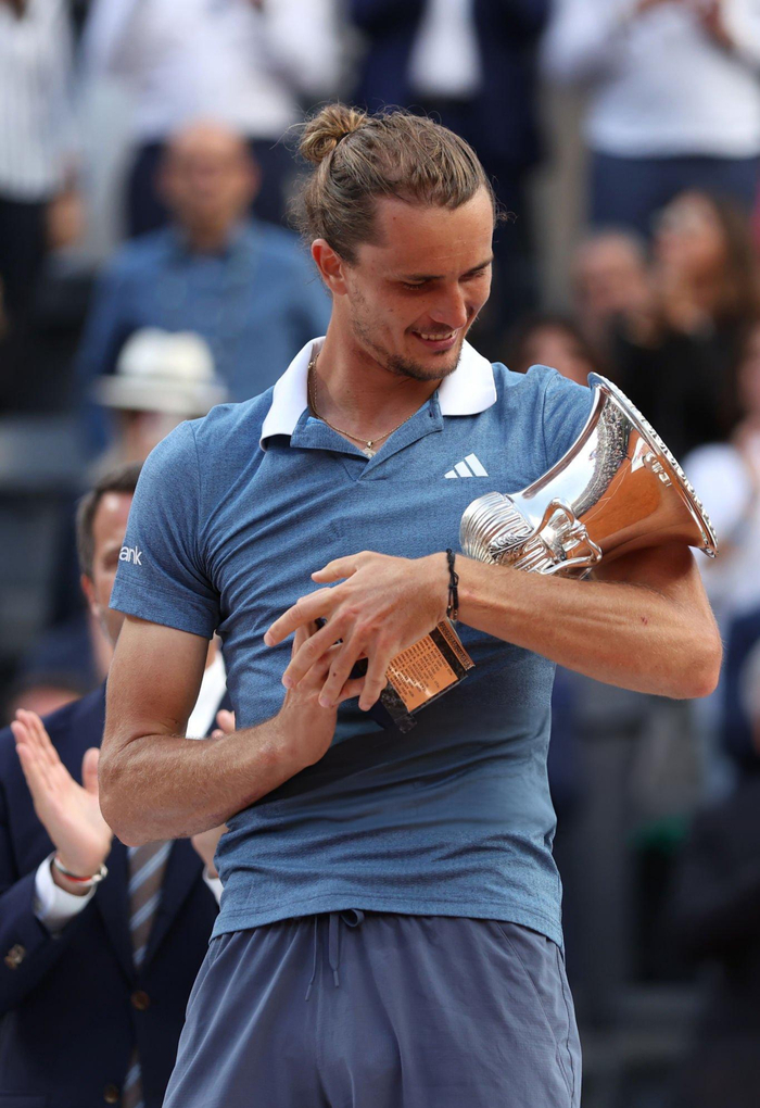 开云体育在线-拉沃尔杯鏖战联合杯，兹维列夫点燃赛场的简单介绍