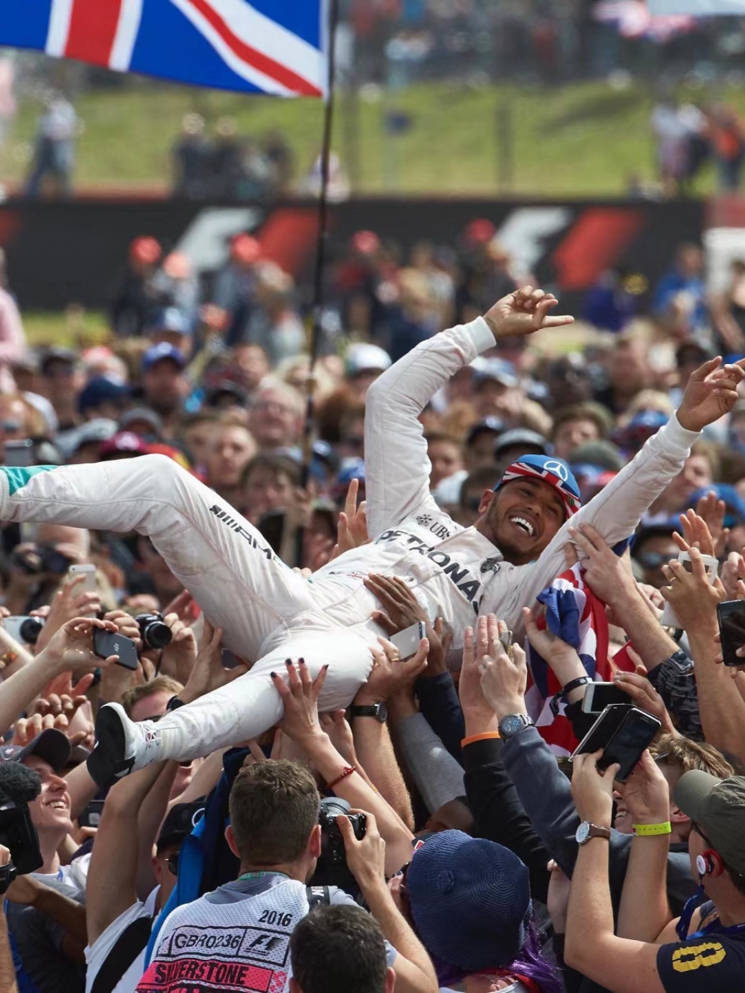 开云官网-梅赛德斯碾压雷诺车队,汉密尔顿统治全场